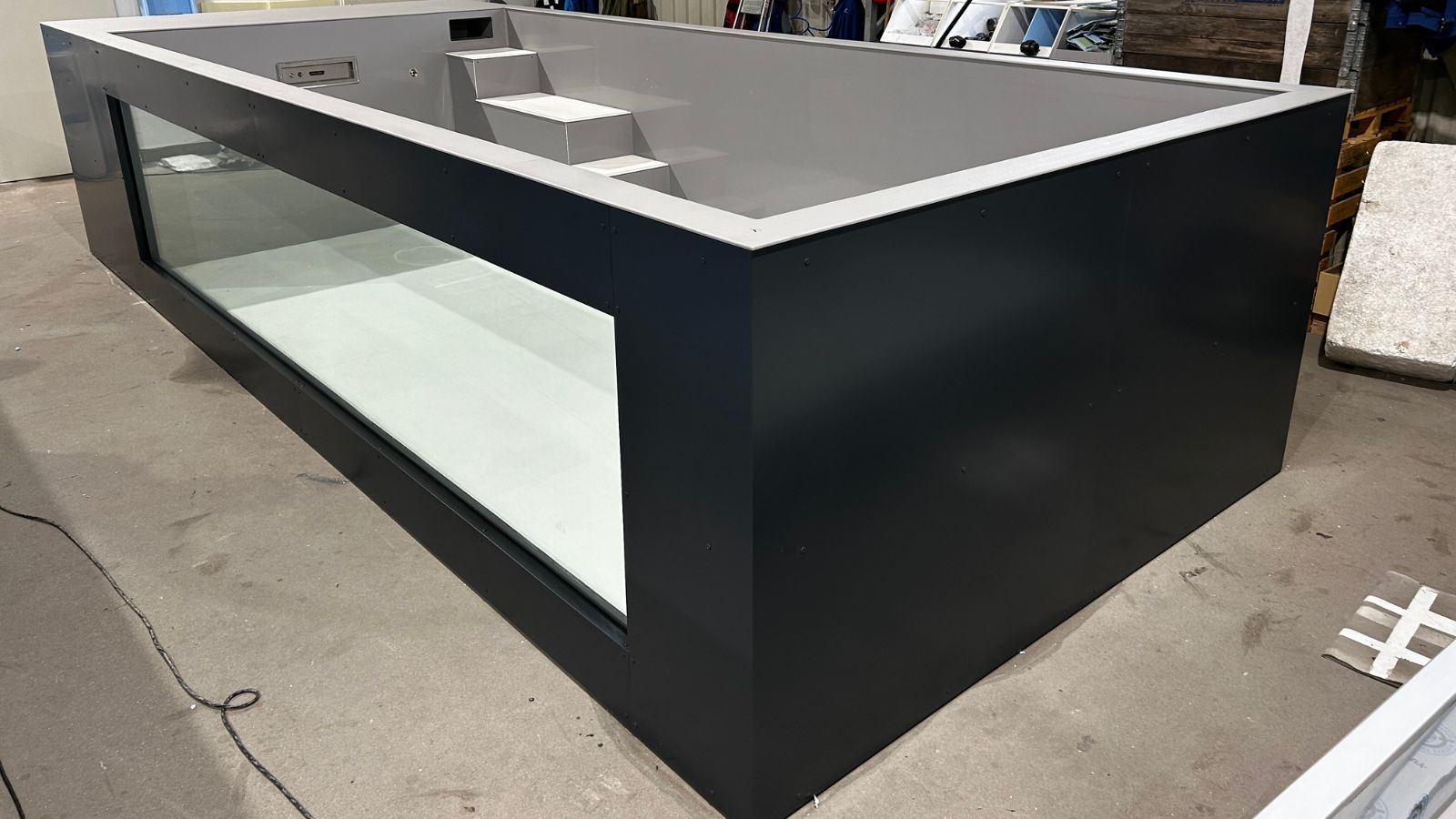 6,5 m x 2,5 m großer Polypropylen-Pool mit 4 m Poolfenster