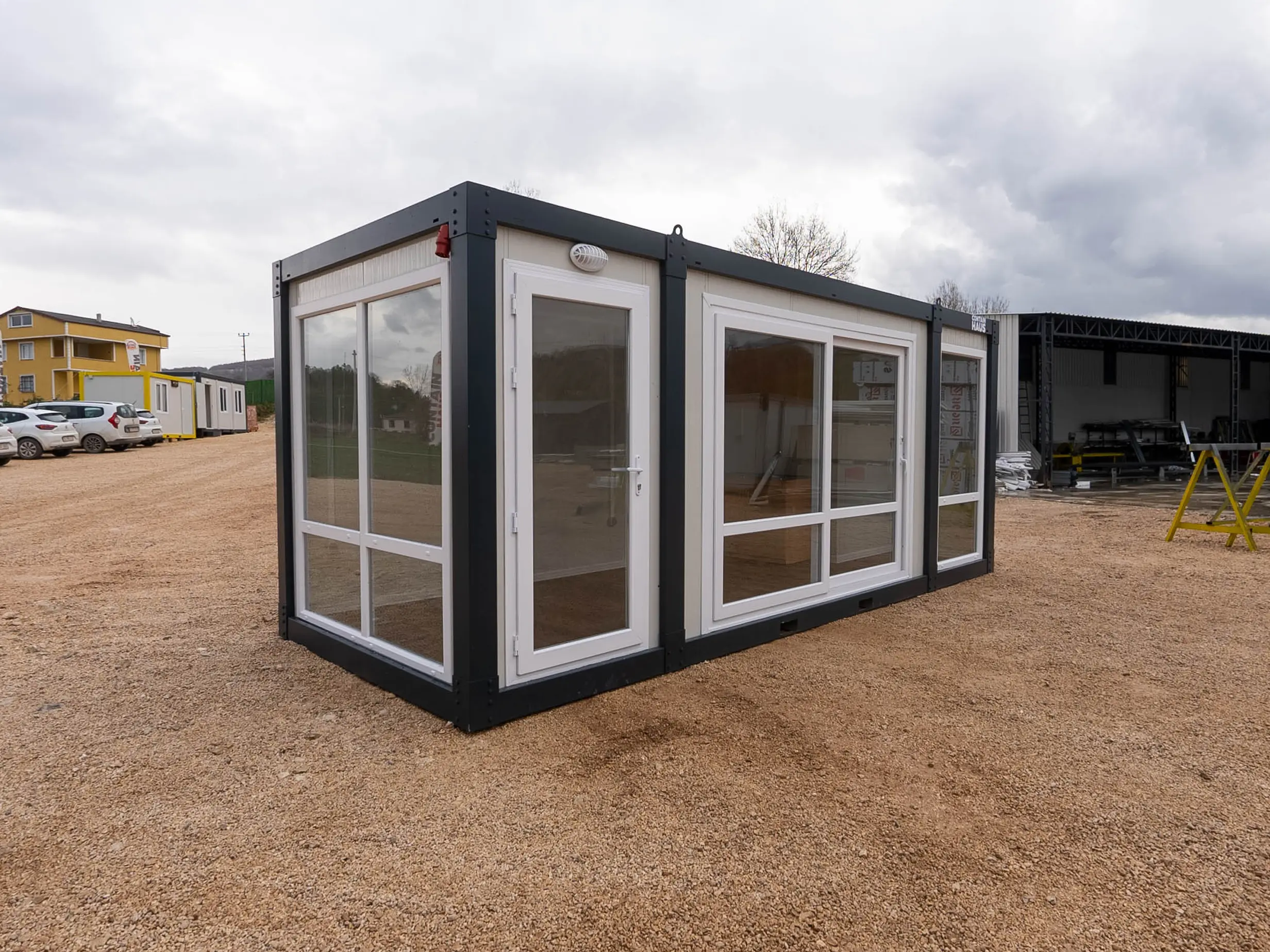 Ausgebauter, verglaster 20-Fuß-Container – Ausstellungsbereit